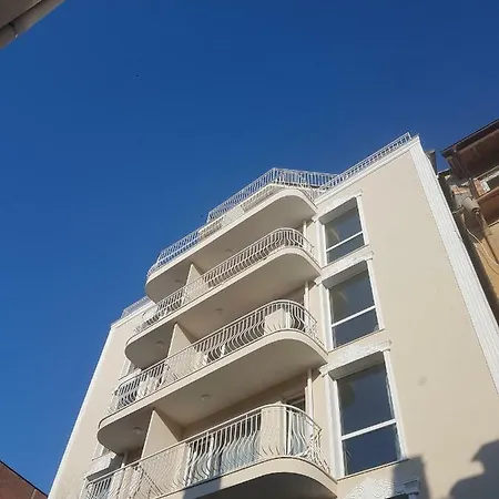 студио High Rise Apartment *